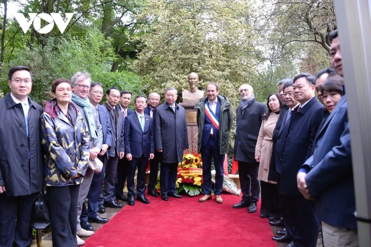 After attending the 19th Francophonie Summit, General Secretary and President To Lam begins an official visit to France on October 6. In the photo, To Lam and his encourage laid flowers in memory of President Ho Chi Minh at Montreau Park in Montreuil.