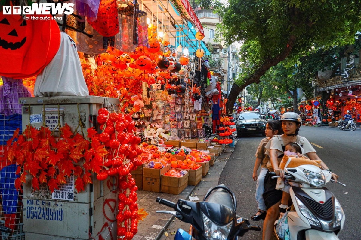 Sắc màu Halloween đã thu hút khách qua đường, ngay cả với các em nhỏ