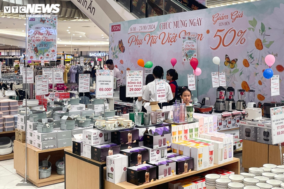 Ngay cả sản phẩm gia dụng cũng được ưu ái giảm giá 50% để bà nội trợ tha hồ lựa chọn. Với mức giảm sâu này, nhiều loại sản phẩm được bán đồng giá 29.000 đồng, 69.000 đồng hay 99.000 đồng...