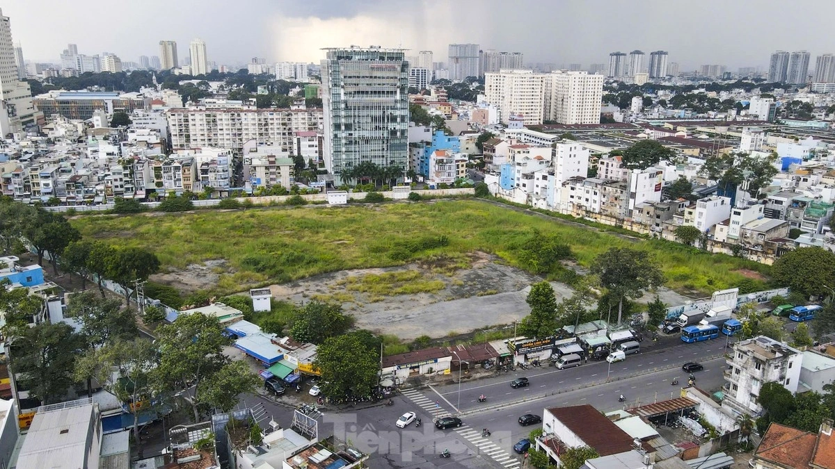 Liên quan đất công, UBND TPHCM đang thực hiện các thủ tục pháp lý để thu hồi khu đất 3,1ha tại số 152 Trần Phú (quận 5). Đây là khu đất có vị trí 3 mặt tiền đường Trần Phú - Lê Hồng Phong - Trần Nhân Tôn.