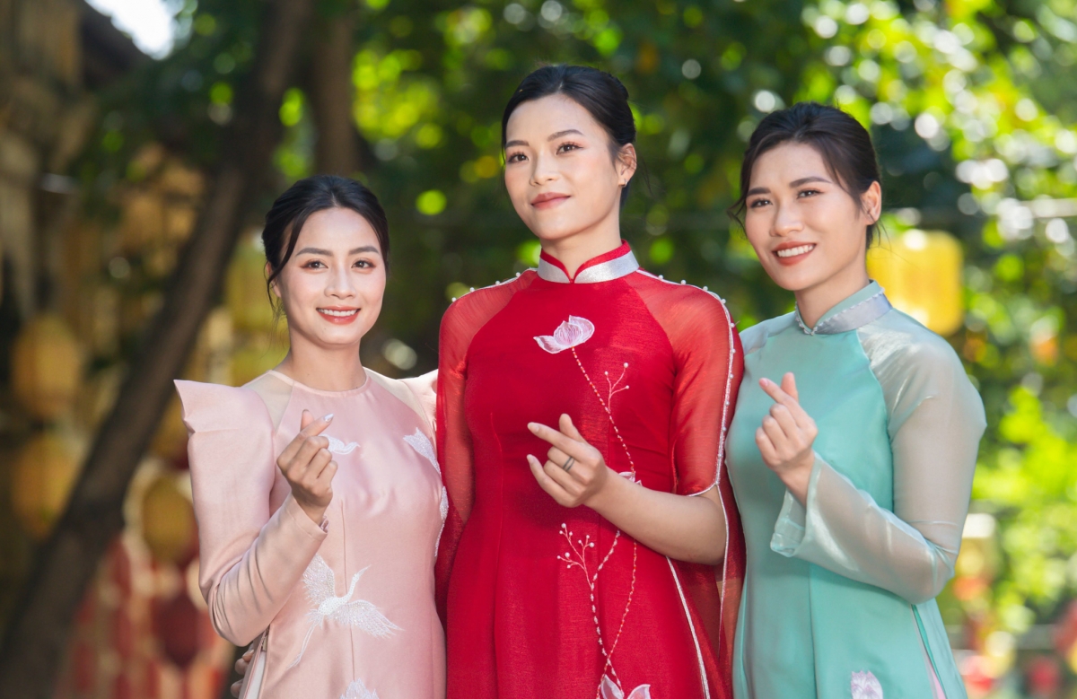 Các cầu thủ nữ của CLB Hà Nội thích thú với hoạt động chụp ảnh cùng tà áo dài dưới trời thu Hà Nội (Ảnh: Duy Đức)