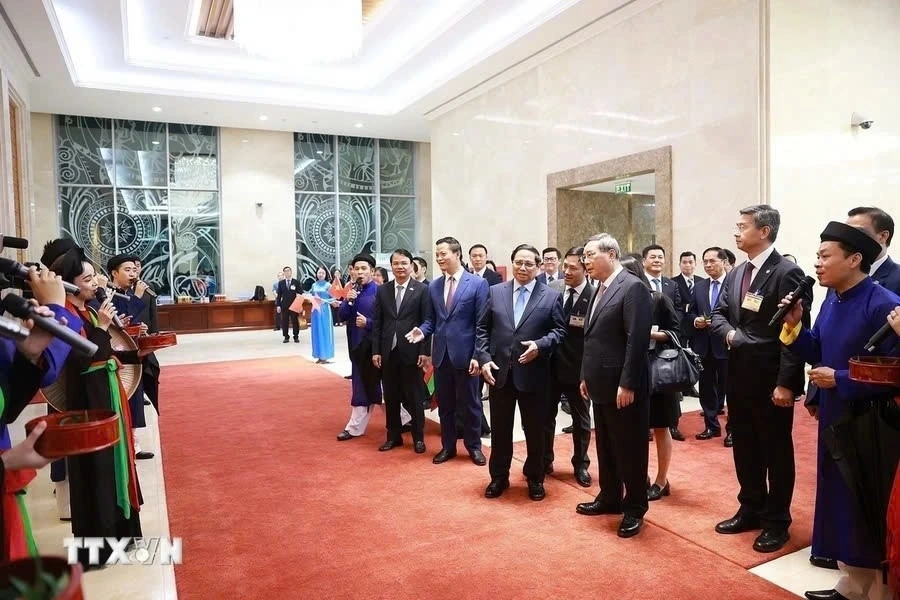 On October 13 evening, Prime Minister Pham Minh Chinh and Chinese Premier Li Qiang explore UNESCO-recognised Quan Ho (love duet) folk singing and the making of Dong Ho folk paintings.