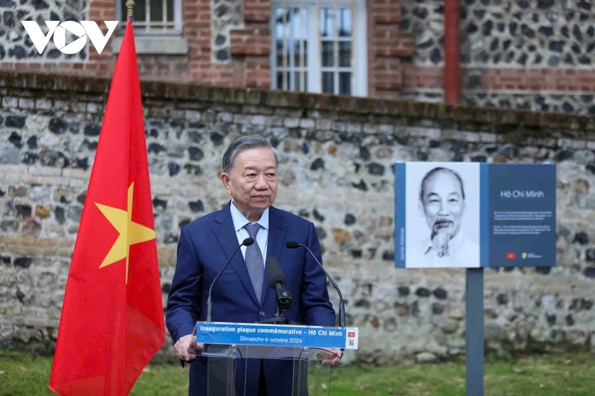 To Lam on October 6 attends the inauguration of the commemorative plaque named after President Ho Chi Minh, a national liberation hero and an outstanding cultural figure of Vietnam, in the city of Sainte Adresse.