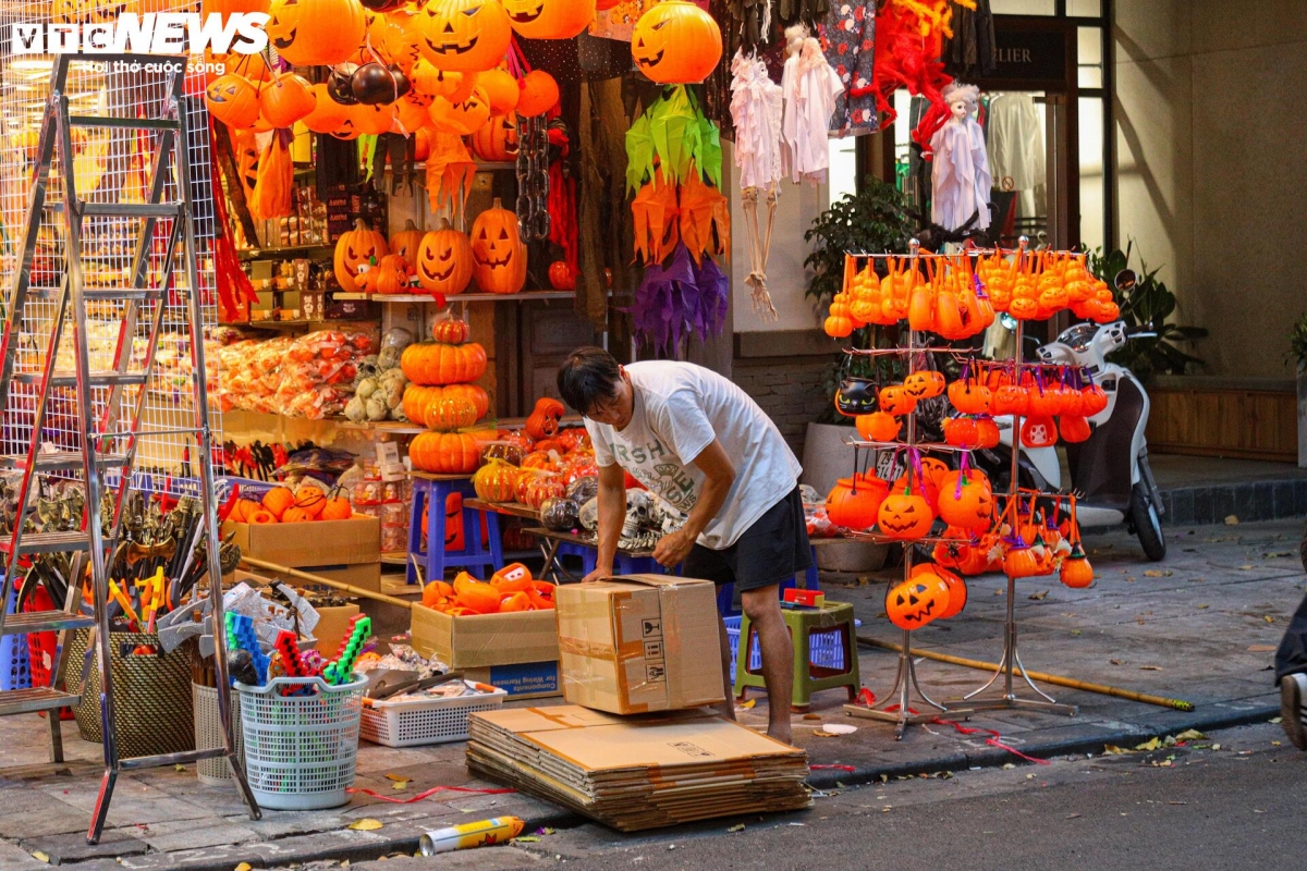 Chủ một cửa hàng đang hoàn thiện, bày biện, chuẩn bị cho ngày lễ Halloween
