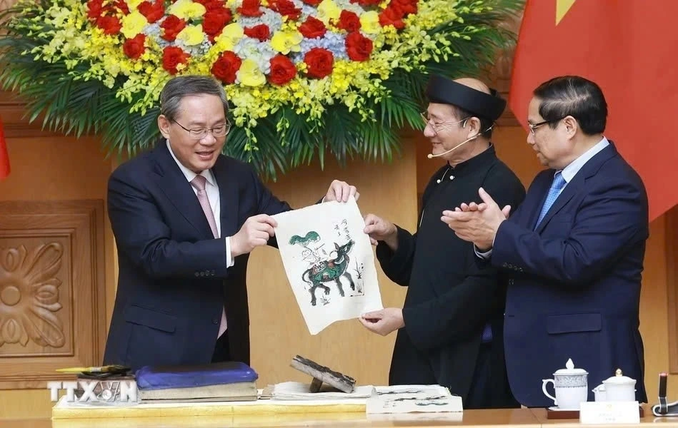 Both leaders make Dong Ho folk paintings together.