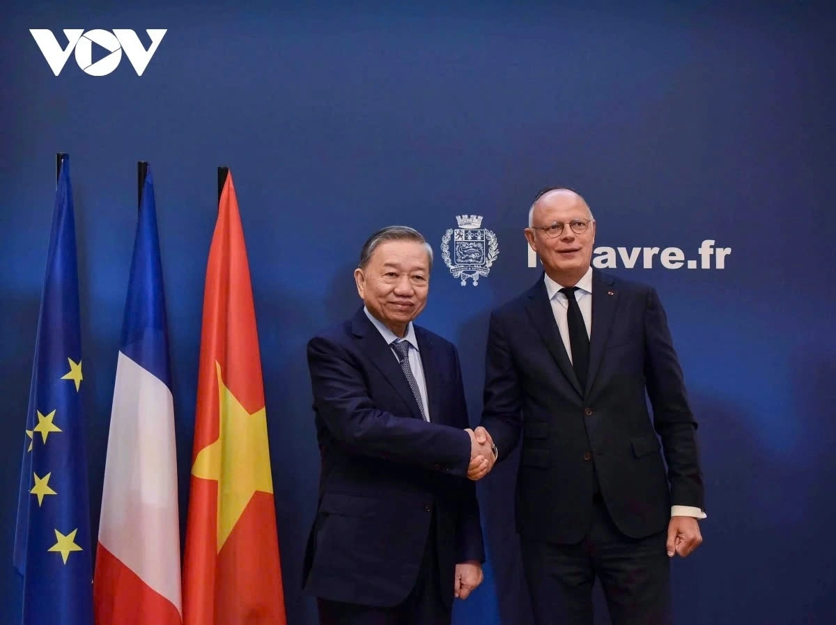 Meeting with the Mayor of Le Havre, Edouard Philippe, the two sides emphasize the importance of ensuring peace, stability, security, safety, and freedom of navigation and overflight in the East Sea in accordance with international law, particularly the 1982 United Nations Convention on the Law of the Sea (UNCLOS).