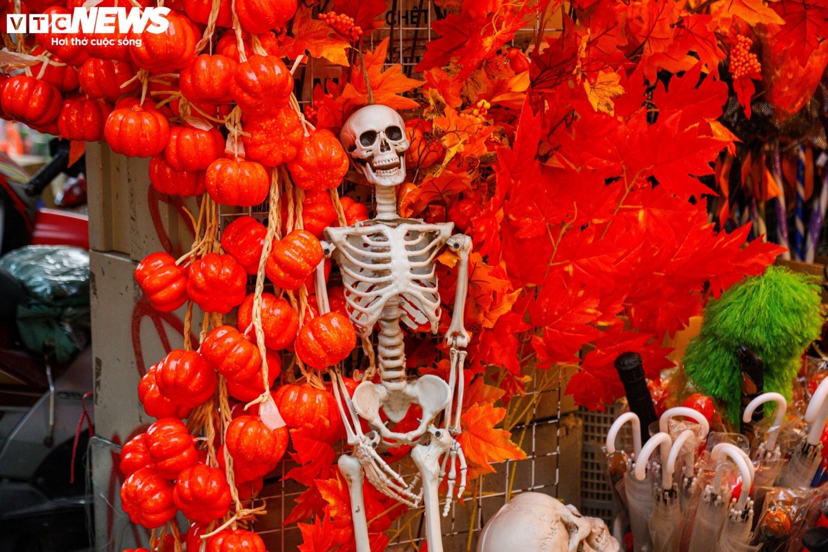 Các tiểu thương ở phố Hàng Mã cho biết, những mặt hàng liên quan đến lễ hội Halloween sẽ được bày bán đến hết ngày 31/10. Sau đó con phố này lại "thay áo", mang màu sắc mới của những món đồ trang trí Giáng sinh và Tết Nguyên đán - ngày lễ lớn nhất của người dân Việt Nam.
