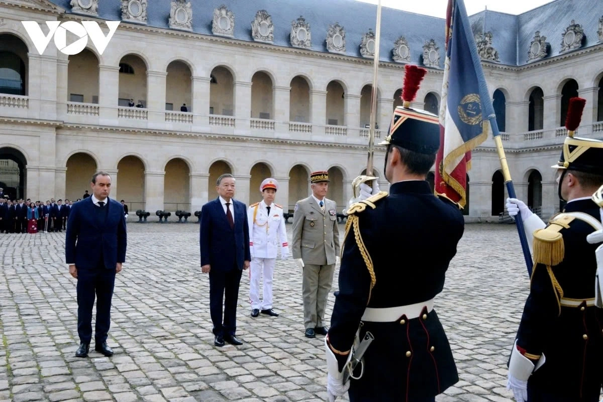 On October 7, French Minister of the Armed Forces Sébastien Lecornu hosts a welcoming ceremony for General Secretary and President To Lam and his encourage.