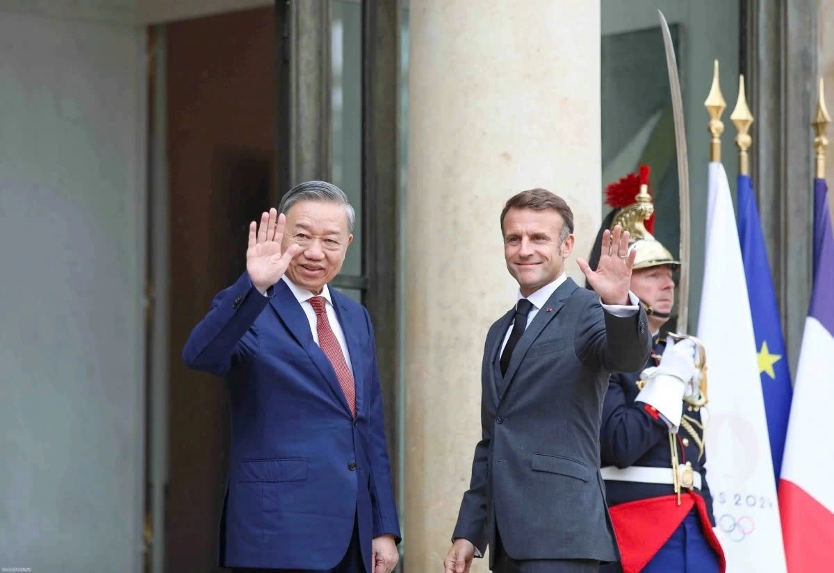 Later on October 7, French President Emmanuel Macron receives General Secretary and President To Lam at the Élysée Palace in the capital city of Paris.