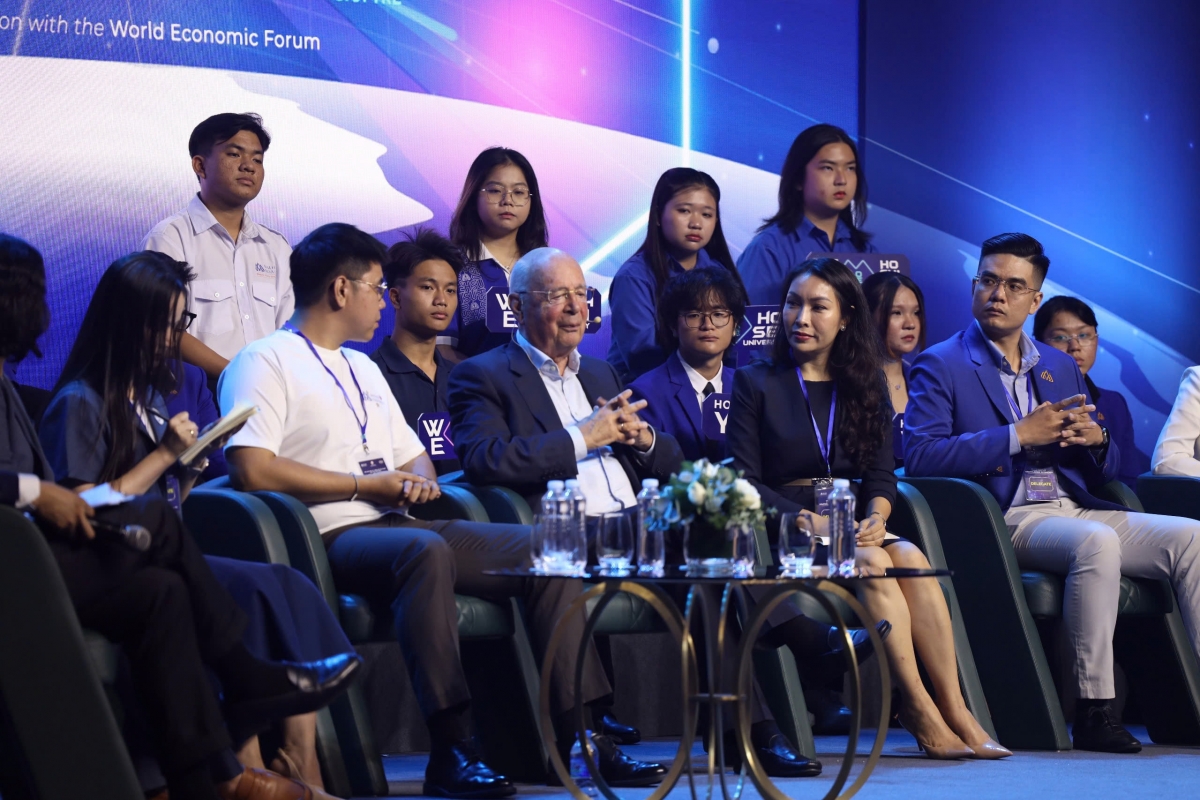 GS Klaus Schwab nhấn mạnh về vai trò, trách nhiệm của người trẻ trong nền kinh tế tri thức (ảnh BTC)
