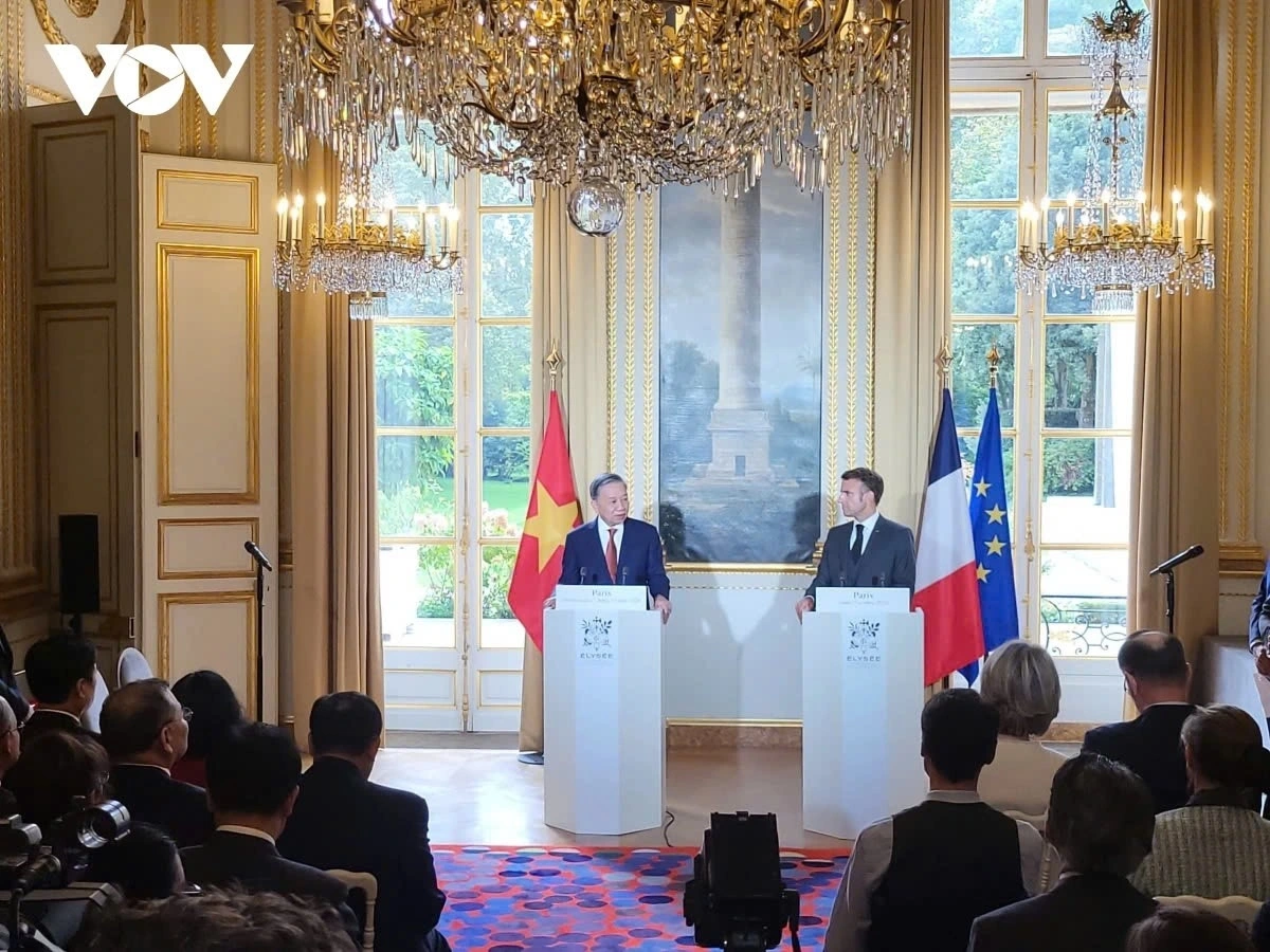 The two leaders hold a joint press conference, highlighting the importance of increasing the strategic partnership between Vietnam and France.
