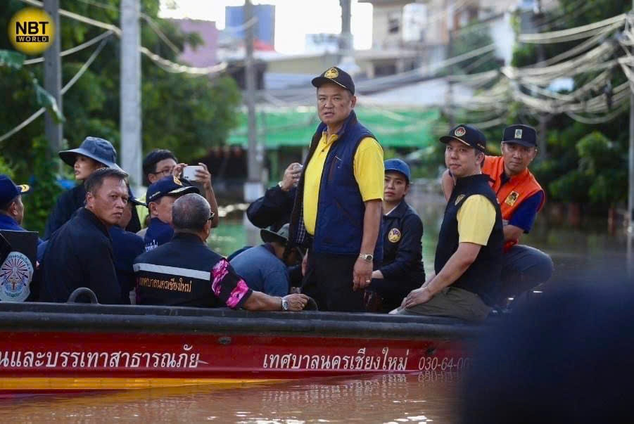 Phó Thủ tướng kiêm Bộ trưởng Nội vụ Anutin Charnvirakul đã có mặt tại tỉnh Chiang Mai hôm 5/10 để đánh giá tình hình lũ lụt và giám sát các nỗ lực cứu trợ. Ảnh: NBT World