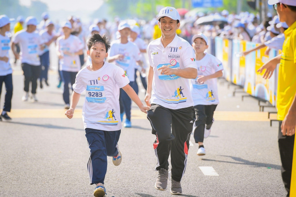 Hình ảnh thầy và trò nắm tay về đích ở hạng mục S-Race School.