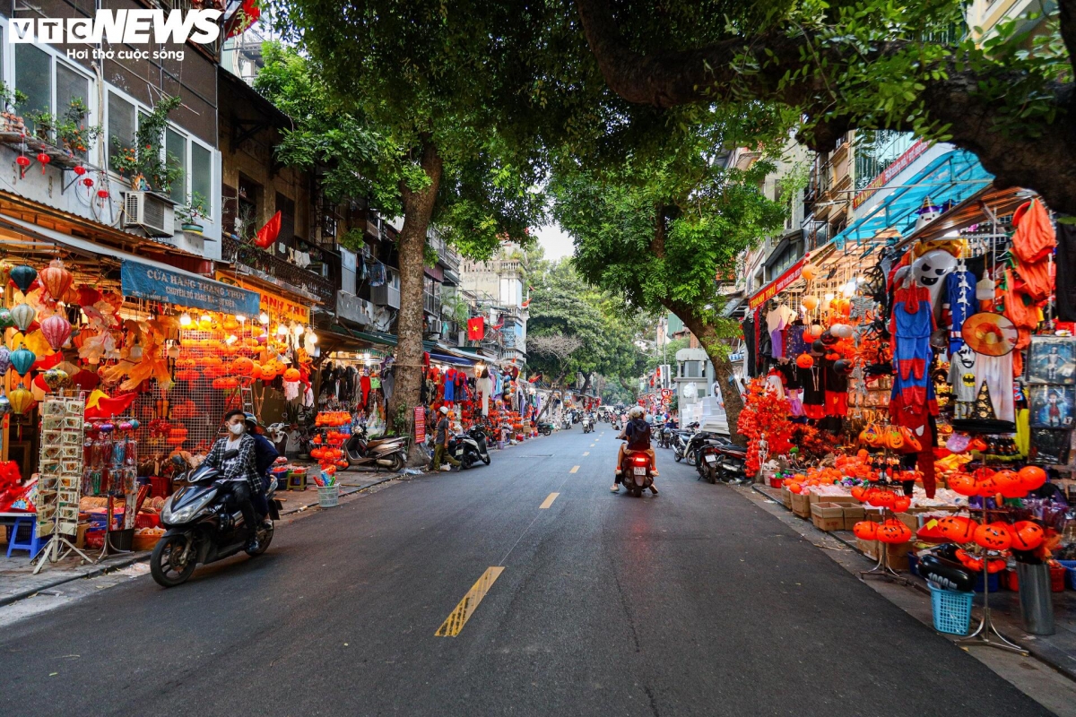 Những ngày này, phố Hàng Mã ngập tràn không khí Halloween bởi dọc hai bên đường, các cửa hàng đang bán la liệt những món đồ chơi, đồ trang trí đặc trưng của ngày lễ này như bí ngô, hình nộm phù thủy, bộ xương người, mặt nạ ma quỷ...