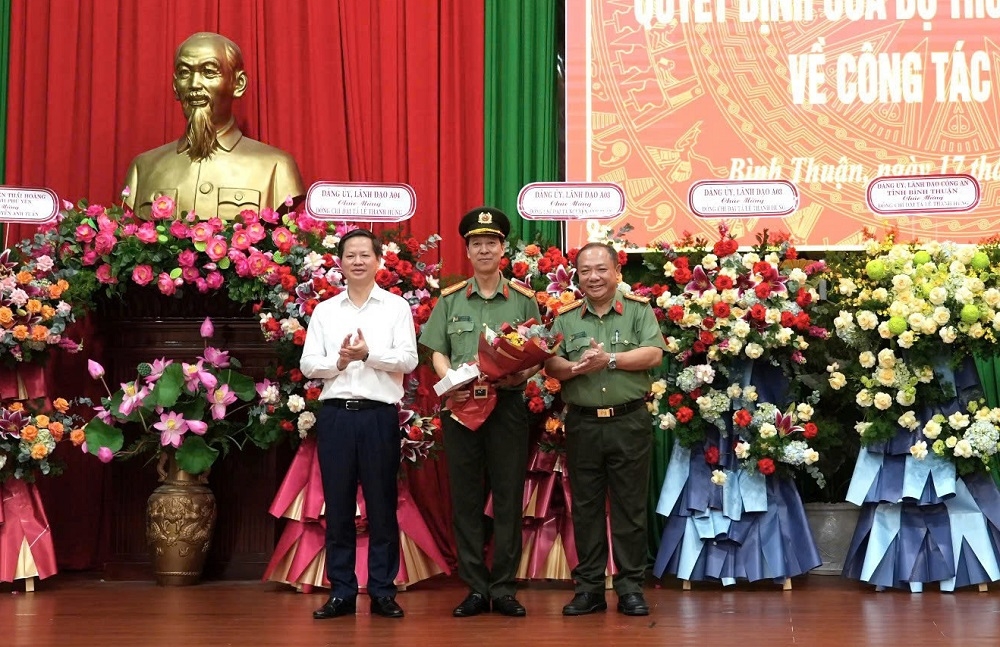 Chủ tịch UBND tỉnh Bình Thuận và Giám đốc Công an tỉnh tặng hoa chúc mừng Đại tá Lê Thanh Hùng. Ảnh: CABT
