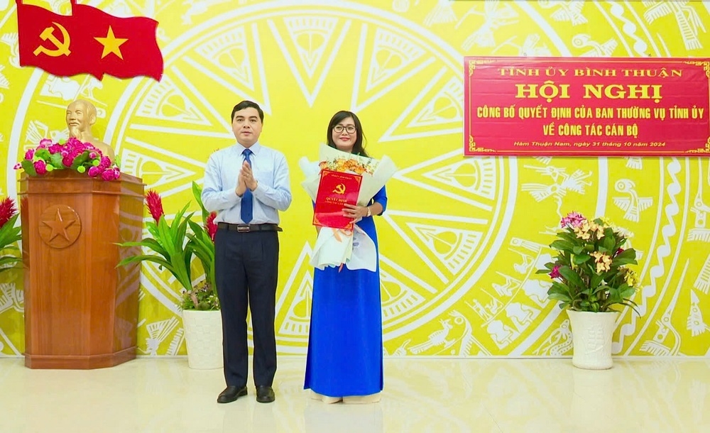 Bí thư Tỉnh uỷ Bình Thuận Nguyễn Hoài Anh chúc mừng tân Bí thư huyện uỷ Hàm Thuận Nam. Ảnh B.H