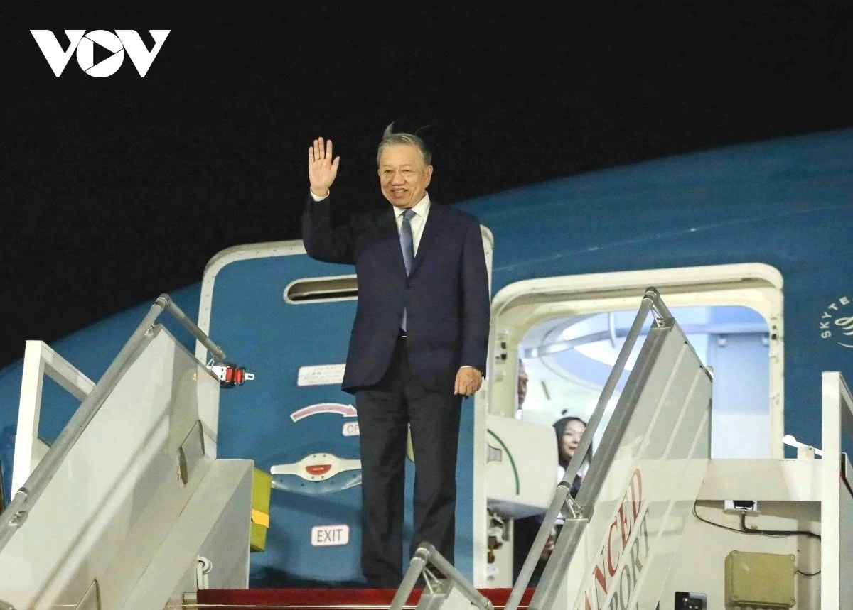 General Secretary and President To Lam and his entourage arrive at Orly Airport on October 3 to participate in the 19th Francophonie Summit and to make an official visit to France at the invitation of President Emmanuel Macron.
