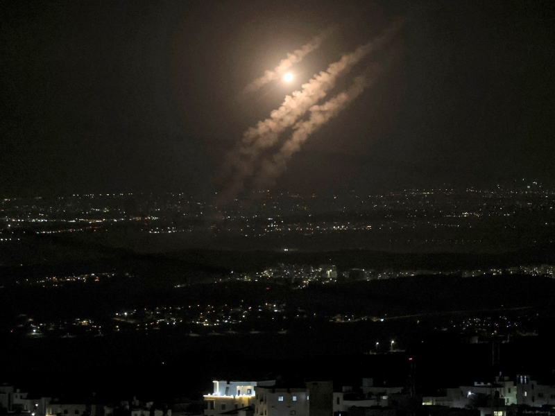 Vệt sáng trên bầu trời Tehran do cuộc tấn công của Israel. Ảnh: Getty Images.