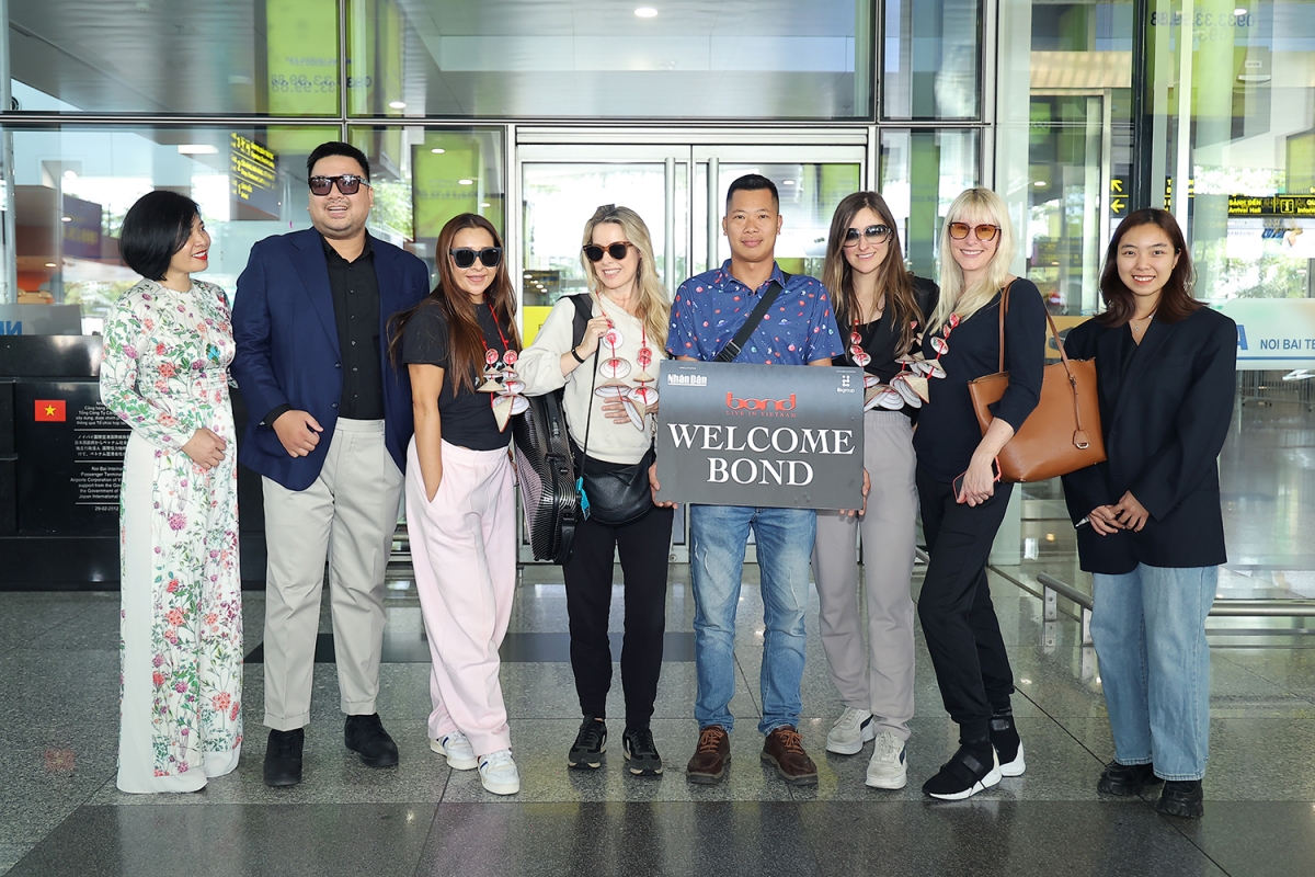 Anh Tony Nguyễn - Giám đốc quan hệ quốc tế của IB Group Việt Nam - đơn vị thực hiện chương trình “Bond Live in Vietnam” – đại diện BTC ra sân bay đón đoàn cho biết dù đã biểu diễn ở rất nhiều quốc gia trên thế giới nhưng bốn thành viên xinh đẹp Bond vẫn rất háo hức, nóng lòng được biểu diễn trên sân khấu Hà Nội. Vừa đặt chân tới sân bay, được ban tổ chức trao tặng chuỗi vòng nón – một biểu tượng của Việt Nam càng làm cho nhóm tứ tấu cảm thấy háo hức và thích thú.