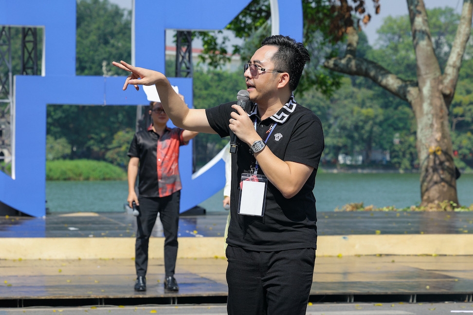 Đạo diễn Hoàng Công Cường chỉ đạo tại chương trình Ngày hội văn hóa vì hòa bình.