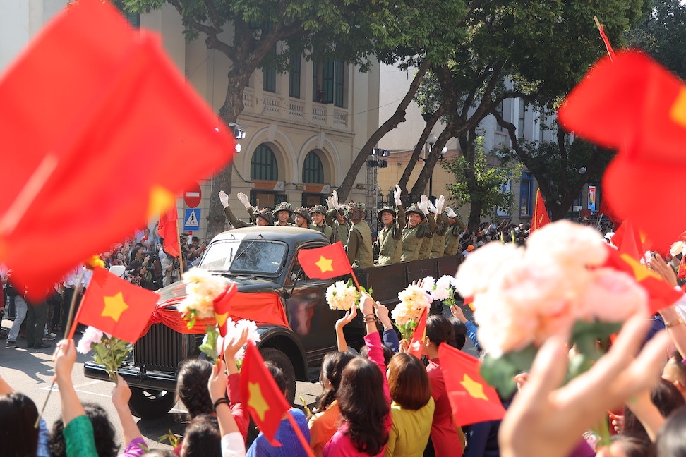Đại thực cảnh tái hiện đoàn quân tiến về tiếp quản Thủ đô ngày 10/10/1954.