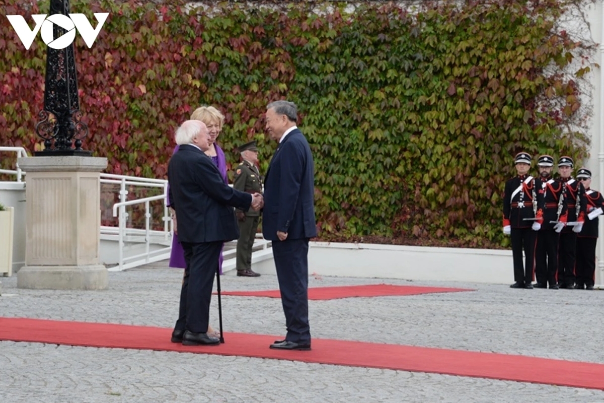 Trưa 2/10 (theo giờ địa phương), tại Phủ Tổng thống Ireland, Tổng thống Michael D. Higgins và Phu nhân chủ trì lễ đón cấp Nhà nước Tổng Bí thư, Chủ tịch nước Tô Lâm cùng đoàn đại biểu cấp cao Việt Nam thăm cấp Nhà nước Ireland.
