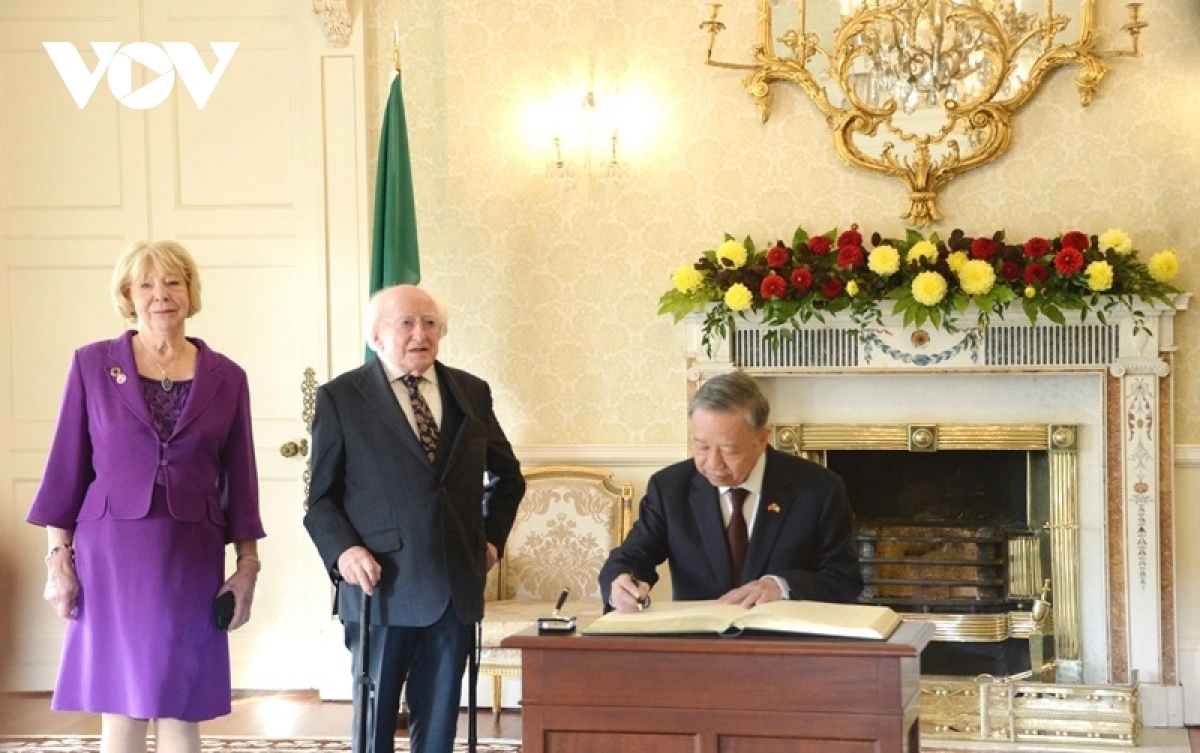 Tổng Bí thư, Chủ tịch nước Tô Lâm ký sổ lưu niệm tại Phủ Tổng thống Ireland.