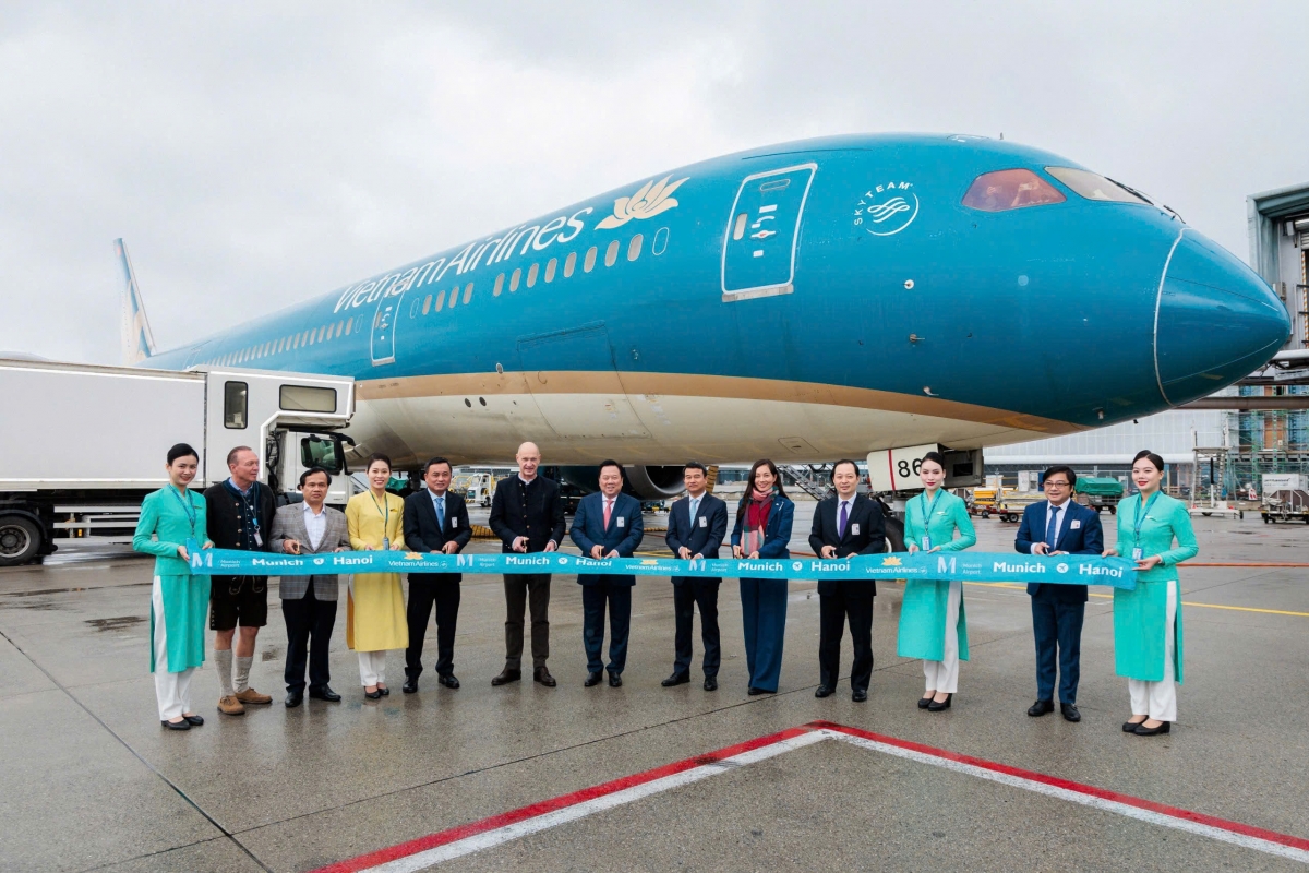 Các đại biểu cắt băng khai trương đường bay thẳng từ Việt Nam đến Munich (Đức). 