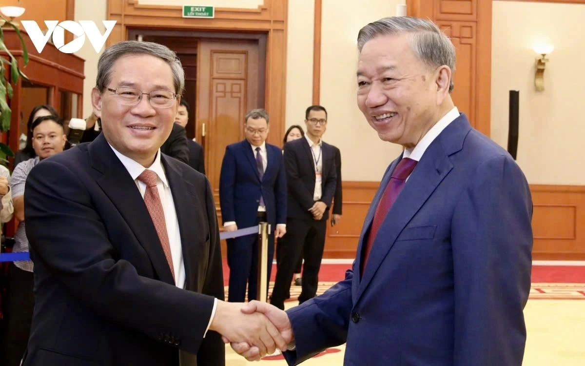 As soon as Li lands in Hanoi, he meets General Secretary and President To Lam at the Party Central Committee Headquarters, where the two sides agree to boost Vietnam – China comprehensive strategic partnership, through party diplomacy, state diplomacy, and people-to-people exchanges. They also stress the importance of maintaining peace and stability in the East Sea.