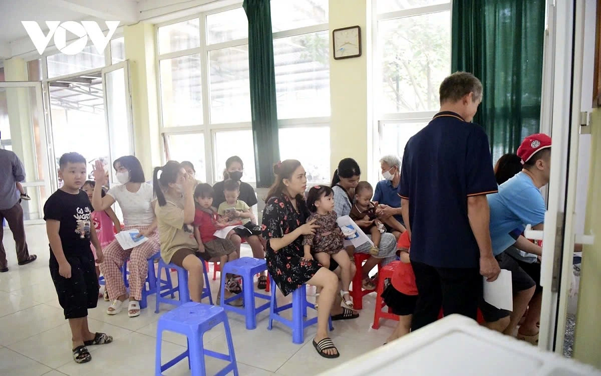 Early in the morning, many parents bring their children to the vaccination sites to get the shot. In the photo, children wait for medical checkups ahead of getting the shot in Hoai Duc district.