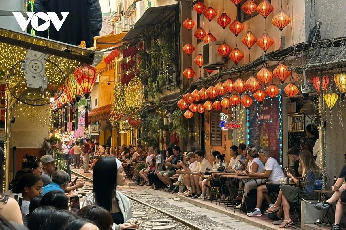 In reality, this street has faced multiple closures and bans on business operations due to safety concerns regarding the railway corridor. Authorities have repeatedly emphasized the need to ensure safety for both locals and tourists, leading to discussions about the future of the train street coffee scene. Despite its popularity, the risks associated with its proximity to the railway have prompted ongoing scrutiny and regulatory actions.