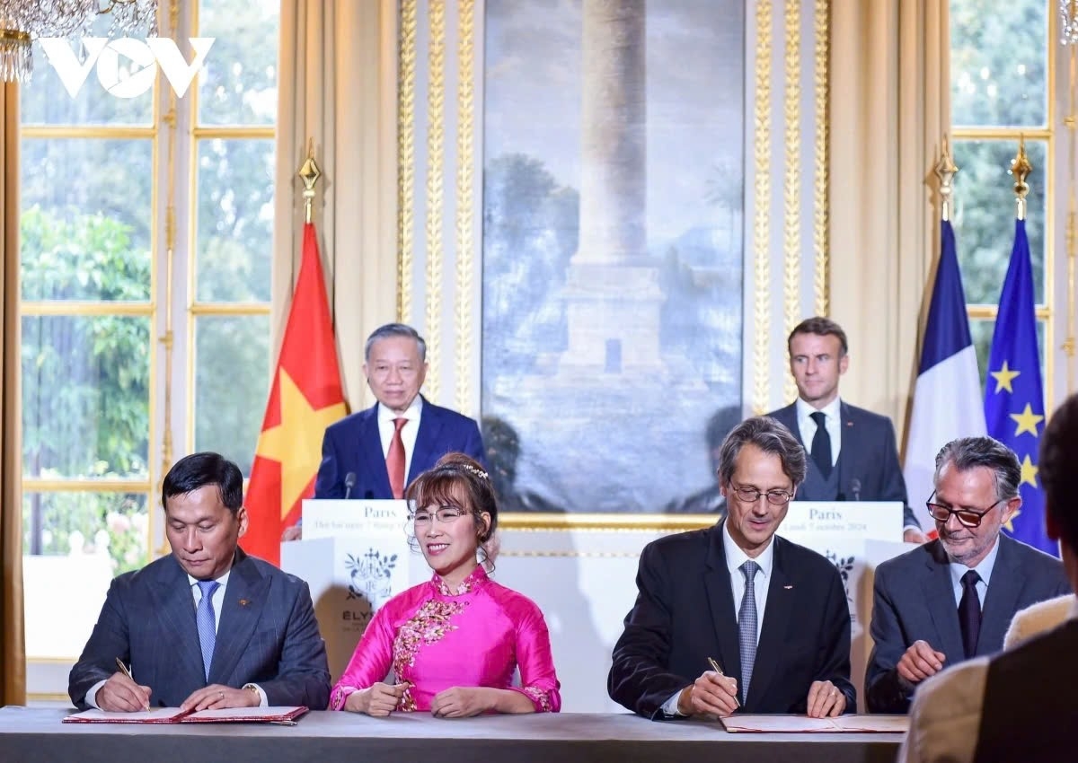 General Secretary and President To Lam and French President Emmanuel Macron witness the signing of a number of cooperation documents between Vietnam and France in the fields of diplomacy, culture, education, transportation, and internal affairs.