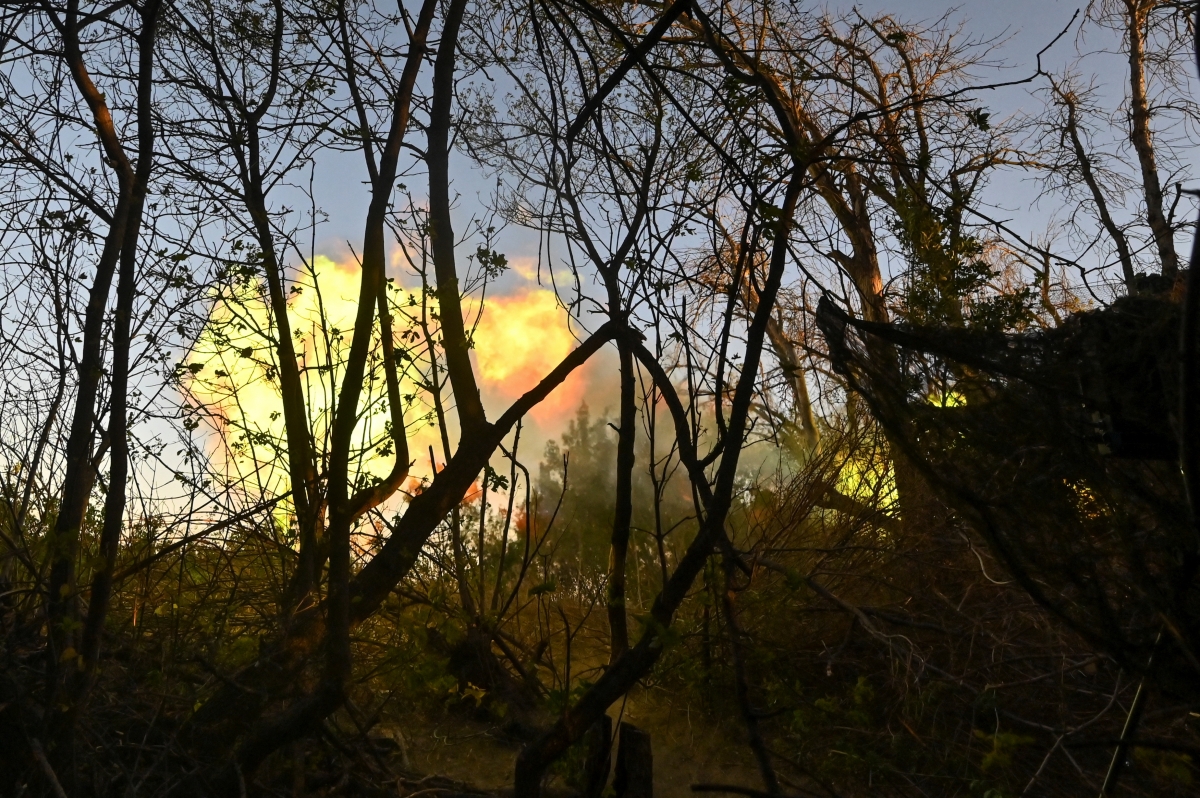 Ukraine khai hỏa lựu pháo AS-90 về phía quân đội Nga ở tiền tuyến. Ảnh: Reuters