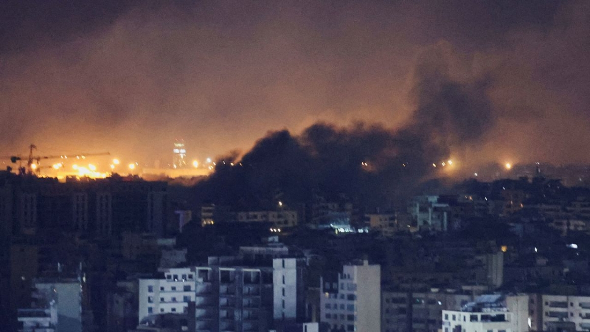 Khói bốc lên ở ngoại ô thủ đô Beirut của Lebanon sau một cuộc tấn công. Ảnh: Reuters