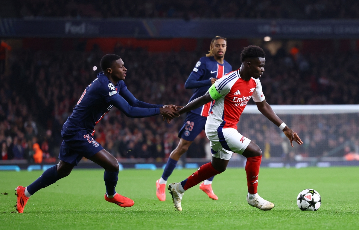 Arsenal đang có thế trận lấn lướt hơn PSG (Ảnh: Reuters).