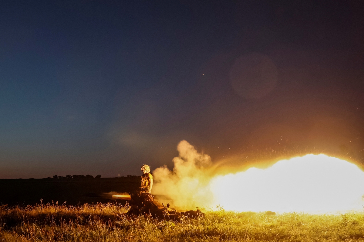 Binh lính Ukraine tập trận quân sự gần tiền tuyến ở khu vực Donetsk. Ảnh: Reuters