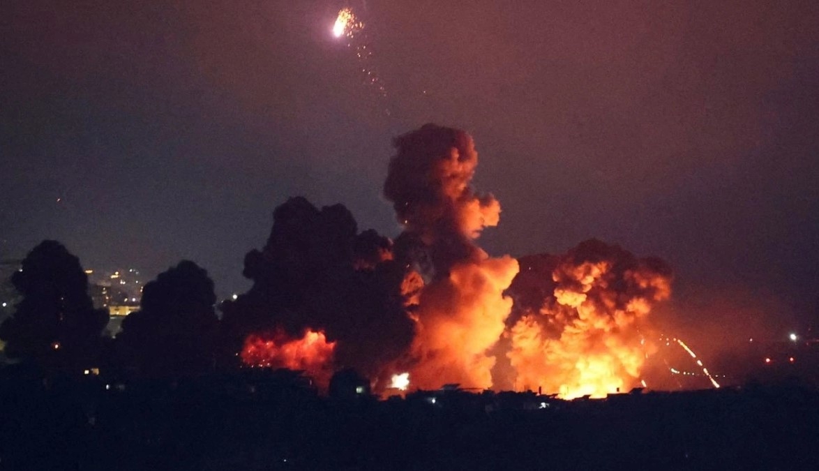 Khói bốc lên sau một vụ không kích của Israel vào Beirut. Ảnh: CNN