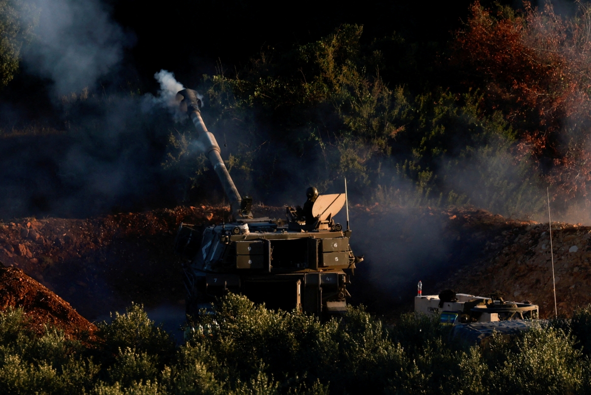Đơn vị pháo binh di động của Israel khai hỏa gần biên giới giữa nước này và Lebanon. Ảnh: Reuters