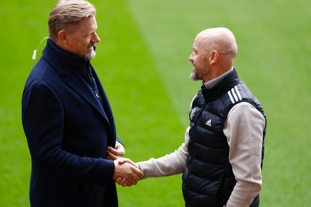 HLV Erik ten Hag vui vẻ bắt tay cựu thủ môn MU Peter Schmeichel ở Villa Park (Ảnh: Reuters)