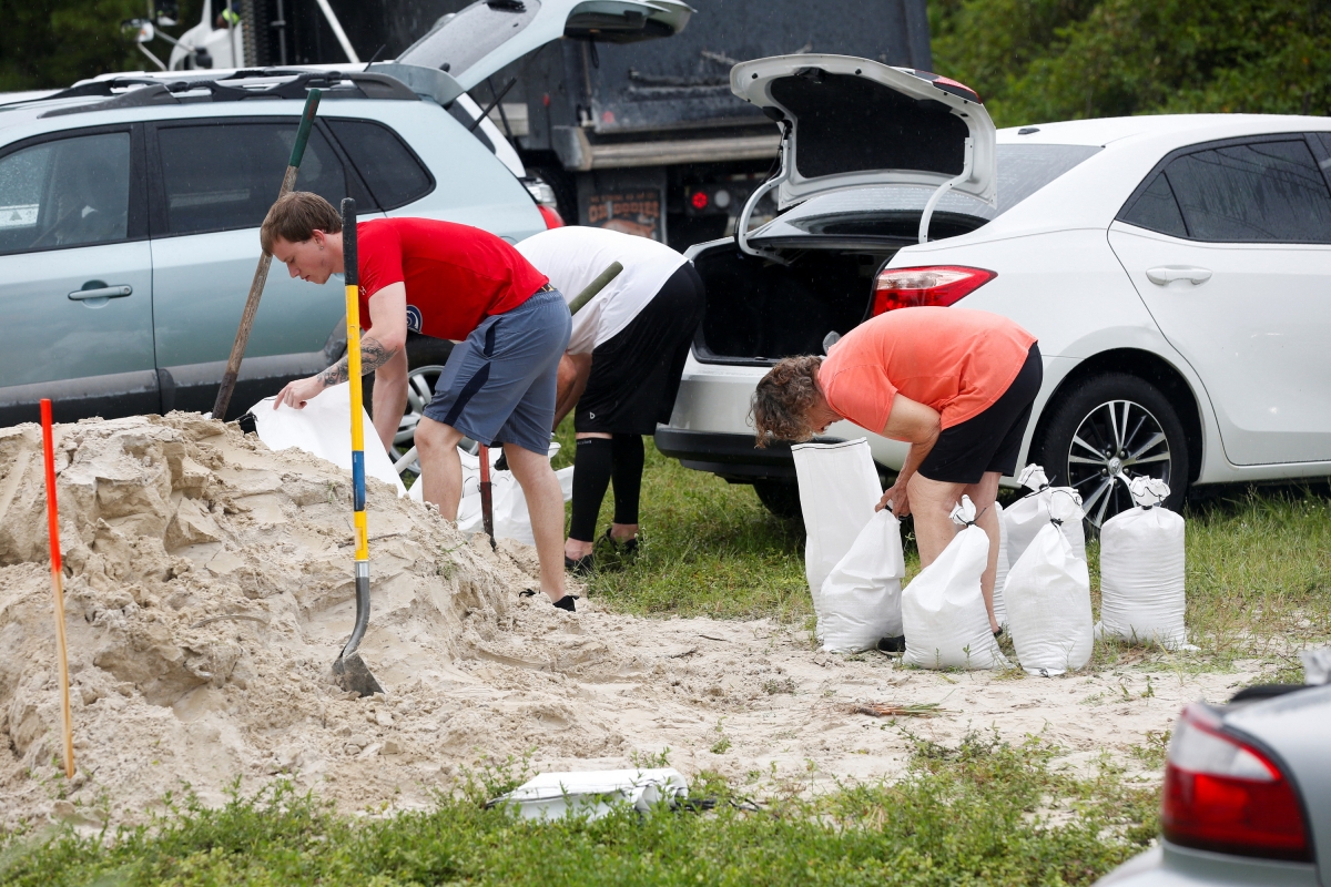 Người dân Seminole, Florida chuẩn bị các bao cát trước khi bão Milton đổ bộ. Ảnh: Reuters