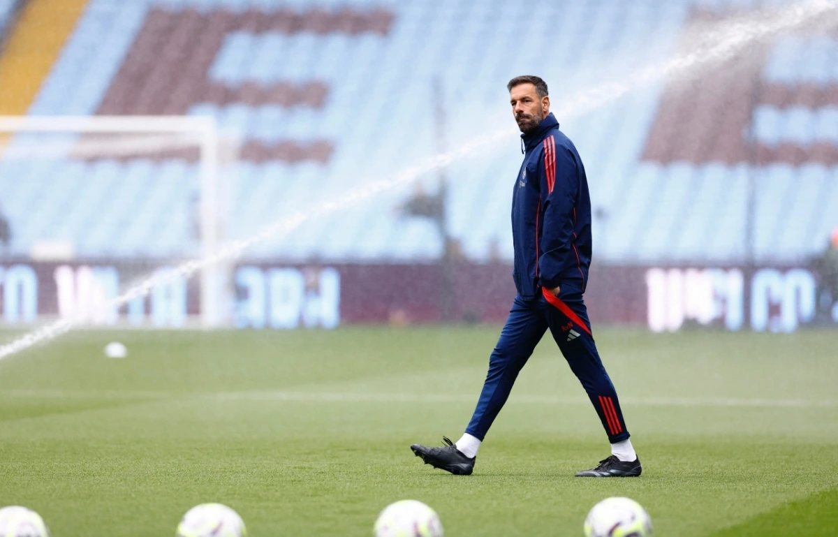 Trợ lý Ruud van Nistelrooy tỏ ra khá đăm chiêu (Ảnh: Reuters)
