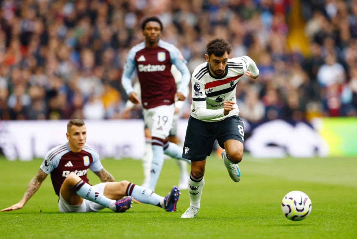 MU đang chơi ép sân dù là đội khách trước Aston Villa (Ảnh: Reuters)