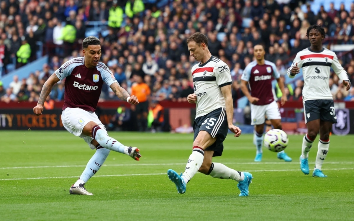Cầu thủ Aston Villa và MU đều bất lực trong việc tìm đường vào khung thành đối phương trong hiệp thi đấu đầu tiên (Ảnh: Reuters)
