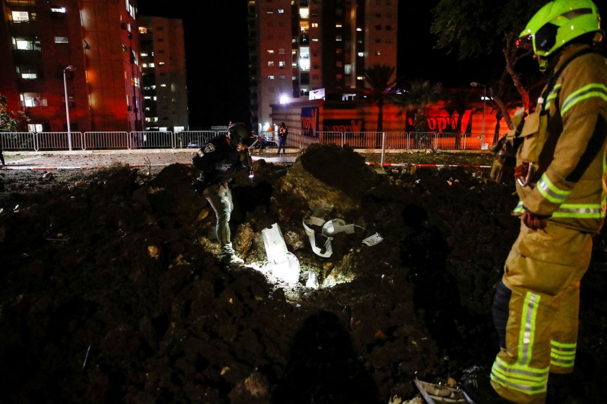 Hiện trường vụ tập kích tên lửa vào thành phố Haifa (Ảnh: Reuters)