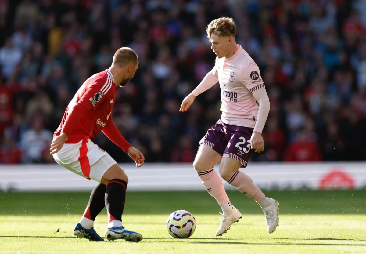 Brentford chơi đôi công sòng phẳng với MU (Ảnh: Reuters)
