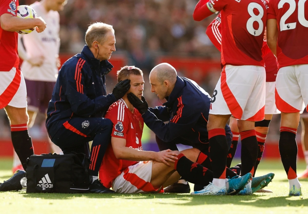 De Ligt dính chấn thương ở đầu (Ảnh: Reuters)