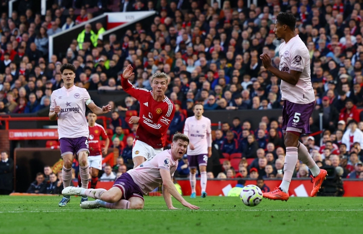 Hojlund đã mở tài khoản bàn thắng ở Premier League 2024/2025 sau pha lập công vào lưới Brentford đưa MU vượt lên dẫn 2-1 (Ảnh: Reuters)