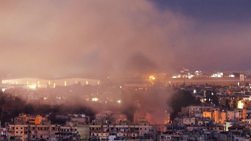 Khói bốc lên từ vùng ngoại ô phía Nam Beirut (Lebanon) sau một cuộc không kích của Israel. (Ảnh: Reuters)