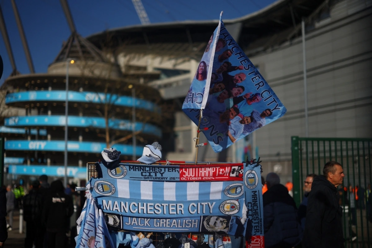 CĐV Man City có mặt từ rất sớm ở Etihad để chuẩn bị cổ vũ cho đội nhà (Ảnh: Reuters)