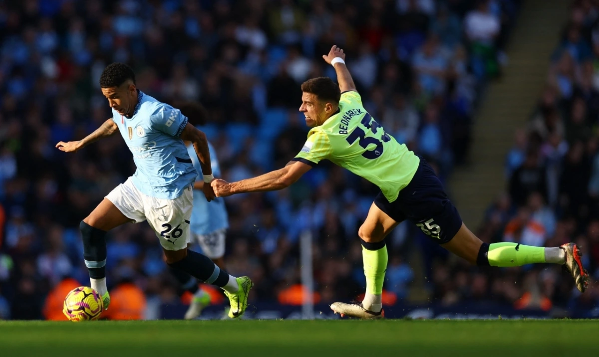 Man City vẫn đang dồn ép các cầu thủ Southampton để tìm kiếm bàn thắng nhân đôi cách biệt (Ảnh: Reuters)